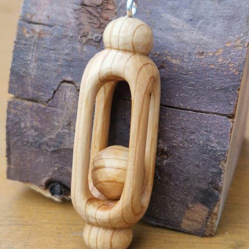 hanger met balletje in kooitje